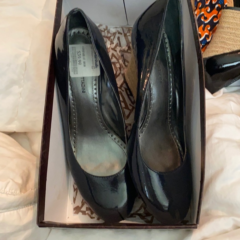 Black wedges